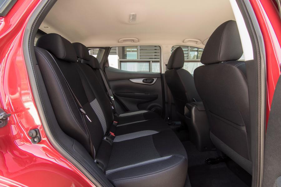 Интерьер Nissan Qashqai ST 2017 года  (AU) (фото 4 из 22)